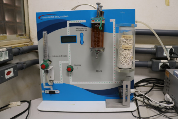 Equipamento de anestesia inalatória.JPG